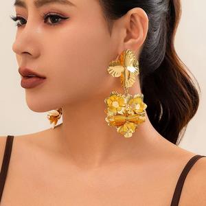 Anting-anting besar untuk wanita, gaya trendi hip hop 18K lapis emas logam desain bunga besar untuk perhiasan wanita 2024 - Product Image 2