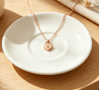 Collier pendentif en forme de cœur en acier inoxydable, chaîne minimaliste en forme de cœur, bijoux plaqués or 18 carats, cadeau pour femmes, Saint-Valentin