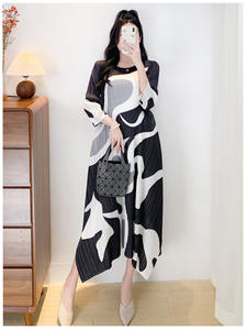 <span class=keywords><strong>Issey</strong></span> <span class=keywords><strong>Miyake</strong></span> 2025 primavera nuevo vestido plisado estampado cuello en V elegante patrón Floral Casual adelgazamiento suelto largo Midi frente Natural - Product Image 6