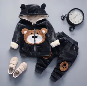Neue Winter-Baby-Bekleidungsanzug Cartoon Bear Plus Vet gepolsterte Kapuzen-Reissverschlusshülle drei Kinderbekleidung
