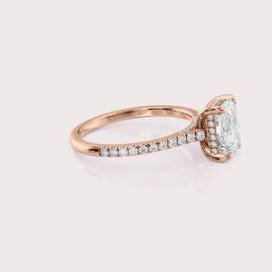 Bague de fiançailles en diamant de laboratoire taille radiant en or rose 18 carats, solitaire avec bande pavée, fabricant de bijoux OEM - Product Image 2