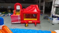 Château gonflable commercial au design camion de pompiers avec certification CE, capacité de 1500 kg, caractéristiques écologiques