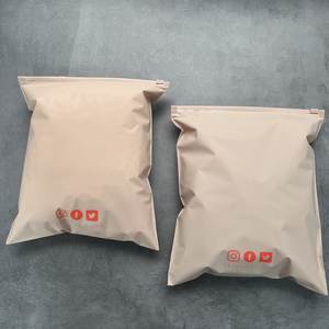 Sacs à fermeture éclair personnalisés couleur chair avec logo réseaux sociaux - Emballage réutilisable pour vêtements destiné au e-commerce - Product Image 6