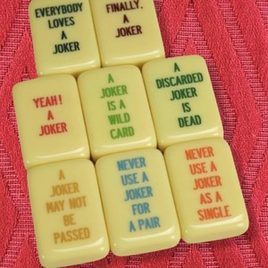 Ensemble de Mahjong américain de luxe 160 pièces, tuiles colorées amusantes Joker en acrylique, emballage personnalisé, cadeau pour soirée de jeu, expédition directe de Chine - Product Image 1