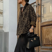 Veste décontractée en satin imprimé léopard vintage à la mode d'automne avec décoration de boutons respirants et remplis de coton à manches longues