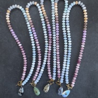 Collier en perles rondes arc-en-ciel en pierre naturelle colorée personnalisable à faible MOQ avec pendentif cœur en pierre précieuse, bijoux de mode ajustables pour femmes