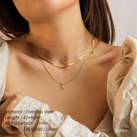 EManco Collier en acier inoxydable plaqué or 14K avec chaîne serpent chevrons et pendentif lettre double zircone, Vente en gros