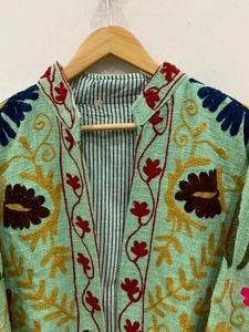 Abrigo indio hecho a mano unisex Suzani Chaqueta de algodón con bordado floral Chaqueta corta acolchada Patrón floral tejido - Product Image 2