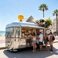 Chariots alimentaires en acier inoxydable personnalisables, y compris des chariots pour barbecue, restauration rapide et boissons froides, avec un équipement de cuisine complet.
