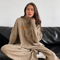 Ensemble Loungewear Femme Personnalisé avec Logo – Pull Col Roulé Brodé et Pantalon Tricoté Ample 2 Pièces