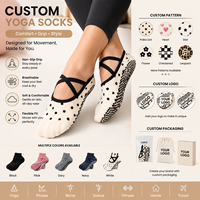 Chaussettes de yoga antidérapantes à pois personnalisées pour femmes, chaussettes de Pilates et de ballet avec motif antidérapant en silicone, fabricant OEM ODM