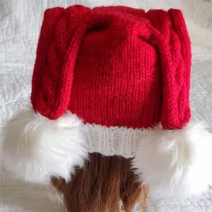 Özel akrilik örgü Santa şapka yetişkin boyutu kablo örme Santa şapka sevimli noel kırmızı ve beyaz 2 kuyruklu Santa şapka kürk ponpon ile