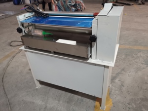 Machine automatique de collage d'alimentation de feuille de papier pour le cuir avec l'épandeur de gomme de gelée de colle thermofusible - Product Image 2