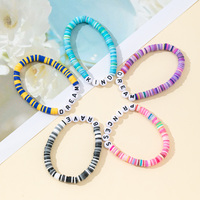 Bracelet personnalisé avec logo et nom, faible MOQ, perles en argile colorées, lettres en plastique, idéal pour un cadeau