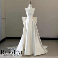 Robe de mariée élégante sans bretelles en satin avec corsage en dentelle perlée, grand nœud au dos, coupe trapèze et petite traîne pour mariage MQD06560