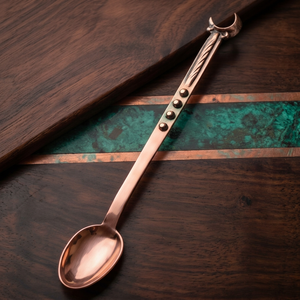 Cuchara de té vintage de cobre Acme Metal con mango largo de acero inoxidable y diseño de luna para vajilla de lujo, cenas y restaurantes. - Product Image 1
