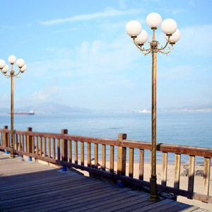 Lampadaire de jardin extérieur en laiton avec cinq abat-jour en verre, lumière blanc chaud 2700K, AC 220V, IP66, capteur de mouvement LED non amovible, garantie 10 ans - Product Image 2