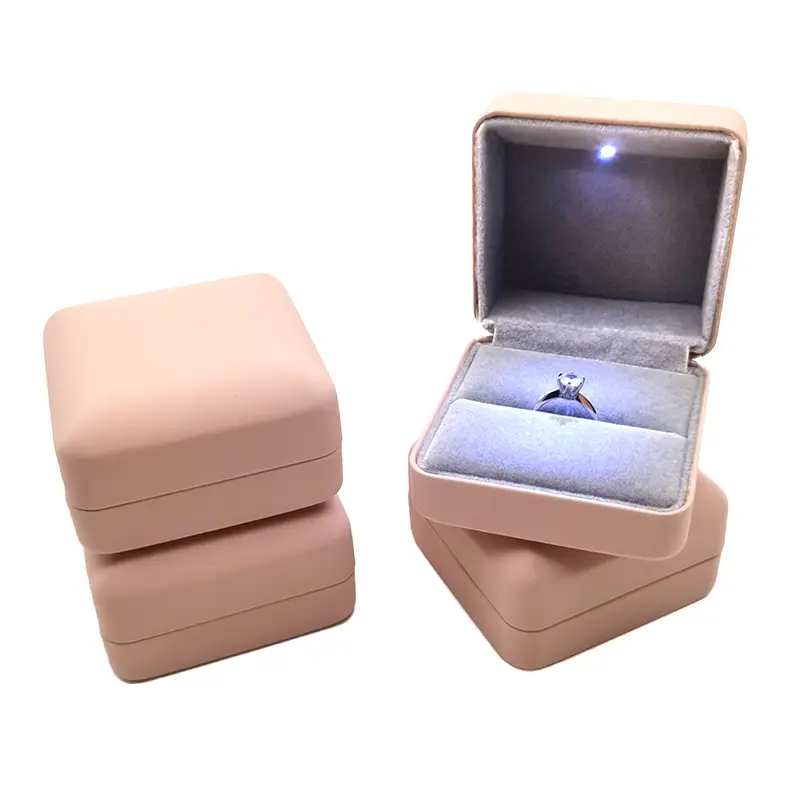 कस्टम लक्जरी चमड़े गहने मामले Lacquered शादी पैकेजिंग अंगूठी लटकन आभूषण के साथ प्रकाश बॉक्स का नेतृत्व किया