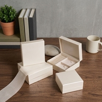 Boîte cadeau rigide pour bijoux, couleur crème premium, avec insert en EVA, emballage personnalisé avec logo