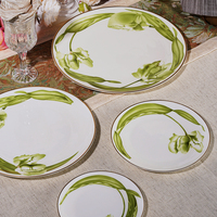 Décalcomanie à motif de plante de pois vert de qualité supérieure assiettes de chargeur en porcelaine ensembles de dîner de mariage avec motif de pois de printemps