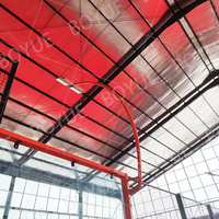 Terrain de padel plein champ résistant au vent avec structure en verre trempé pour complexe hôtelier