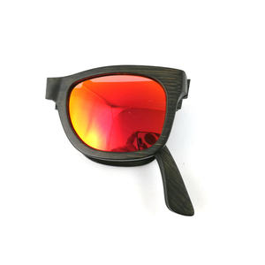 Lunettes de soleil pliantes en bois de bambou avec logo personnalisé avec verres fumés polarisés de couleur bleue ou rouge - Product Image 3