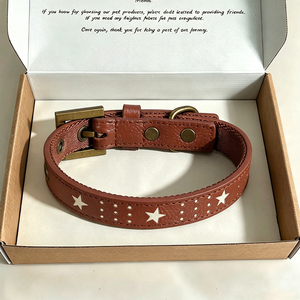 <span class=keywords><strong>Collier</strong></span> pour chien en cuir PU marron personnalisé avec étoiles cloutées et boucle en métal bronze robuste avec anneau en D – Fournitures pour animaux de compagnie en gros - Product Image 1