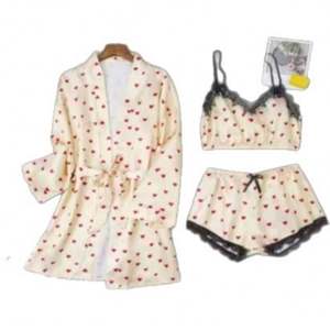 P198 Nuevo Conjunto de Pijamas de Satén de 3 Piezas de Alta Calidad para Mujer, Top + Pantalones + Bata, Ropa de Dormir Suave de Manga Corta con Estampado - Product Image 5