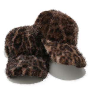 قبعة جديدة للخريف والشتاء دافئة مقاومة للرياح ، قبعة فرو صناعي منفوشة مطبوعة بنمط نقاط للحيوانات البرية من الصوف القطيفة - Product Image 3