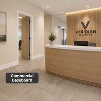 Moulure en bois blanc apprêtée, profilé rainuré décoratif sur mesure pour la décoration murale intérieure