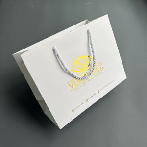 Bolsas de Compra de Papel Blanco Personalizadas con Estampado en Dorado - Empaque de Regalo de Lujo para Clínicas Ópticas, Gafas y Salones de Belleza - Product Image 1