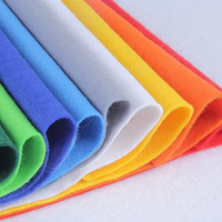 Tissu non tissé aiguilleté en polyester coloré de 1 à 5 mm pour l'artisanat, les articles ménagers et les matériaux de construction imperméables.