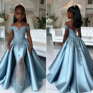 Abito da damigella di lusso bianco in pizzo a sirena con sopragonna, abito da cerimonia per bambine con spalle scoperte per matrimoni e comunioni - Product Image 2