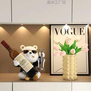Elegante e Grazioso Porta Cavatappi a Forma di Orso in Resina Dipinta a Mano - Lussuoso Portabottiglie da Bar per Casa, Decorazione per Capodanno - Product Image 3