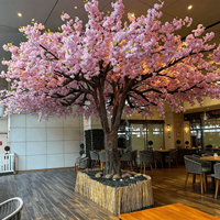Grand arbre artificiel de cerisier réaliste, fleurs roses denses, tronc en fibre de verre pour la décoration intérieure d'hôtels, centres commerciaux et restaurants