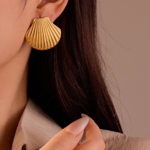 Boucles d'oreilles clous thème plage perle et coquillage, plaqué or 18 carats, acier inoxydable, étanches, pour femme, occasion anniversaire - Product Image 4