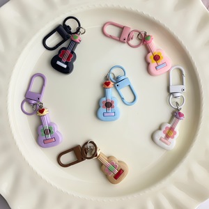 מחזיקי מפתחות לגיטרה עם שקיות אורגנזה ותגיות תודה למסיבת יום הולדת, נושא רוק אנד רול, ציוד לקריוקי - Product Image 4