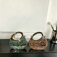 Sac de soirée en acrylique Aimiqi, nouveau, entièrement orné de diamants, sac à bandoulière pour femme, enveloppe rouge, chaîne, fermoir magnétique, petit format
