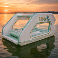 Flotteur gonflable en forme de petite maison avec fenêtre creuse, tapis intérieur souple et plateforme d'entrée avant pour le plaisir estival sur le lac
