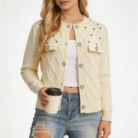 Cardigan chic à col rond en maille torsadée avec strass et boutons métalliques pour femme, vêtement d'extérieur court à poches, marque privée