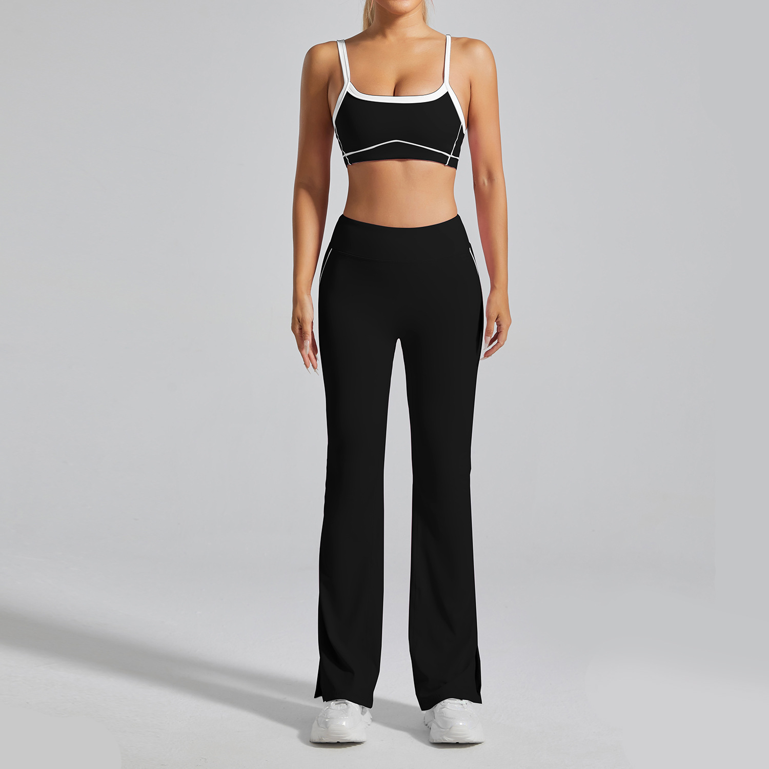 Soutien-gorge noir et pantalon noir