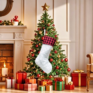 Calcetín Navideño Personalizado con Diseño <span class=keywords><strong>de</strong></span> Cuadros Buffalo, Puño Blanco <span class=keywords><strong>para</strong></span> <span class=keywords><strong>Bordar</strong></span>, Decoración Navideña Rústica en Rojo y Negro - Product Image 3