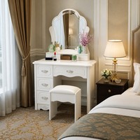 Coiffeuse d'hôtel moderne et élégante blanche avec miroir lumineux cintrée, bureau de toilette vintage pour chambre à coucher avec rangement et design à panneaux