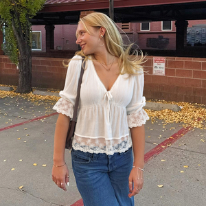 Haut peplum bohème blanc avec insert en dentelle, chemisier à col en V et manches bouffantes à nouer devant, chemise décontractée d'été pour la plage pour femme - Product Image 3