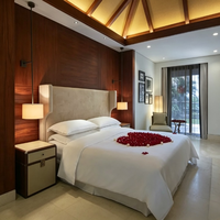 Ensemble de meubles modernes modulaires pour chambre double d'hôtel avec tête de lit en placage de bois, meuble TV, table d'appoint et chaise pour chambre à coucher ou appartement