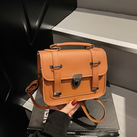 Sac à bandoulière vintage en cuir PU avec sangle détachable et fermeture à loquet métallique, style scolaire classique, vente en gros
