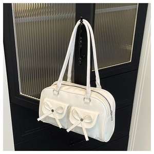 กระเป๋าสะพายพาดลำตัวหนังเงามีหลายช่องพร้อมโบว์และกระดุม - Product Image 5