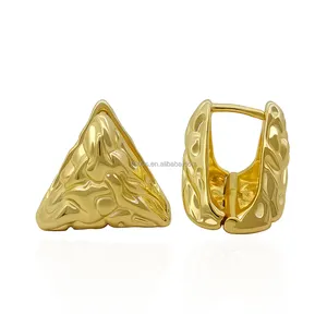 Neuzugänge Messing-Ohrringe mit 18K-Goldplattierung Dreieckform beliebtes Design Stecker-Ohrringe individuell angepasst