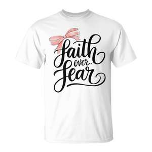 Camiseta Cristiana 'Fe sobre el Miedo' con Diseño de Lazo Rosa, Unisex, Cuello Redondo, Manga Corta, Regalo Religioso para Adultos - Product Image 1