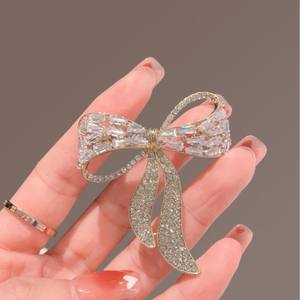 Chandail élégant pour femmes de luxe léger Corsage Niche Pin Accessoires Broche nœud haut de gamme avec perle de Zircon Vêtements fixes - Product Image 5